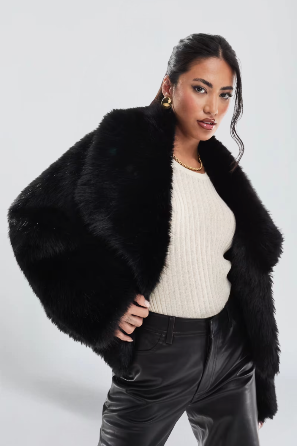 VOLUMINÖSE SCHWARZE KUNSTFELLJACKE – Ansicht 1