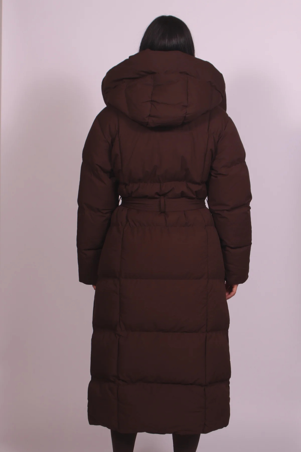 LANGE GESTEPPTE DAUNENJACKE MIT GÜRTEL – Ansicht 2