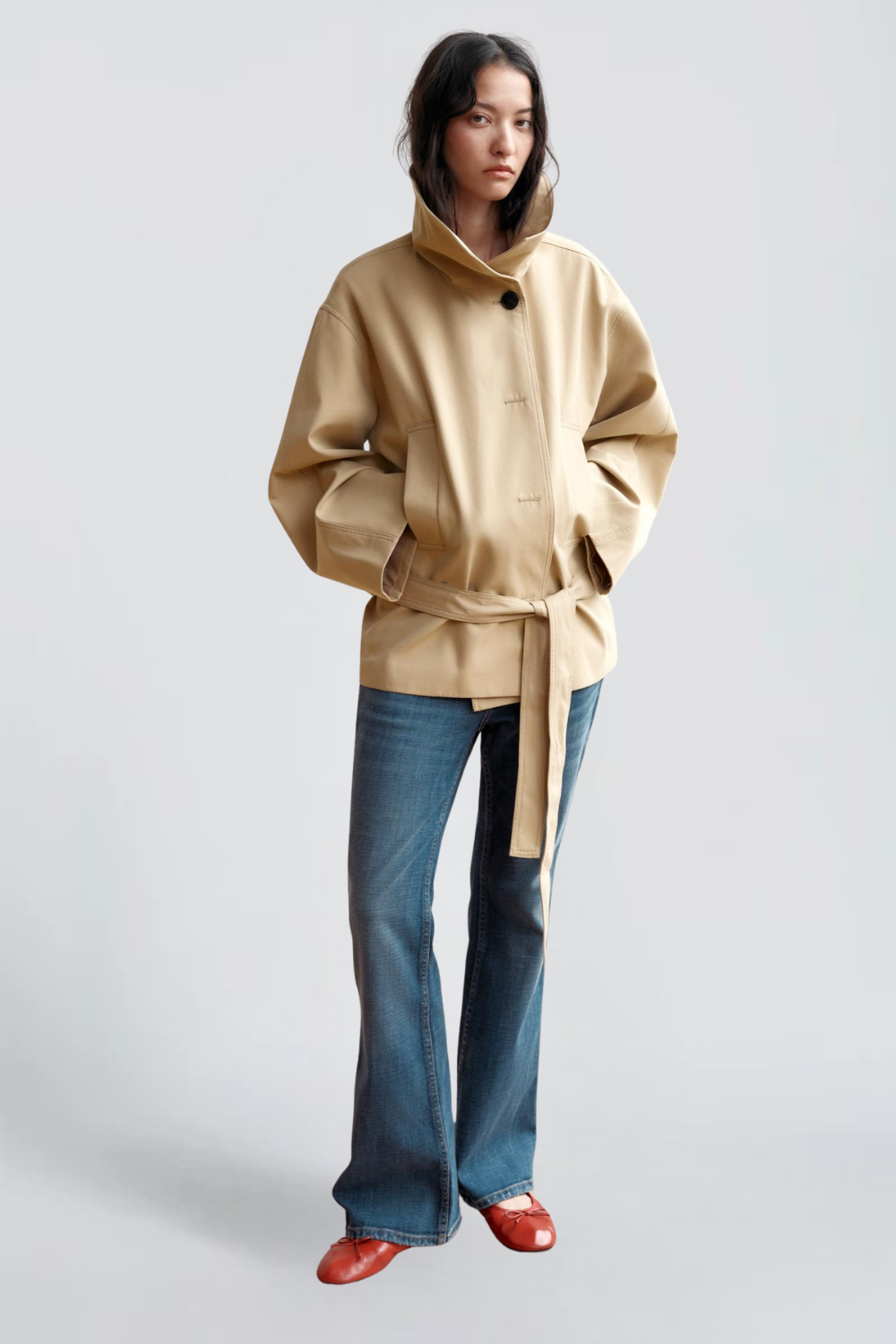 KURZER TRENCHCOAT MIT MANSCHETTEN – Ansicht 1