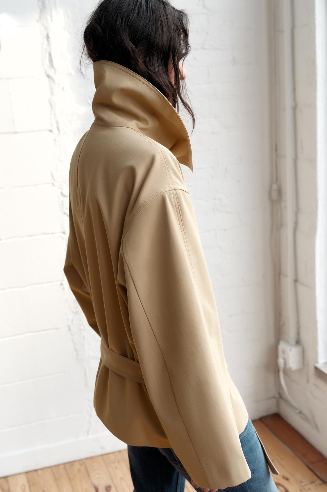 KURZER TRENCHCOAT MIT MANSCHETTEN – Ansicht 4