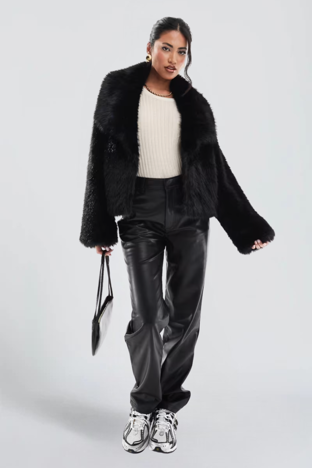 VOLUMINÖSE SCHWARZE KUNSTFELLJACKE – Ansicht 2