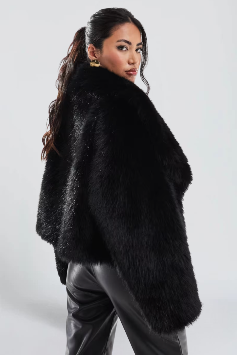 VOLUMINÖSE SCHWARZE KUNSTFELLJACKE – Ansicht 3