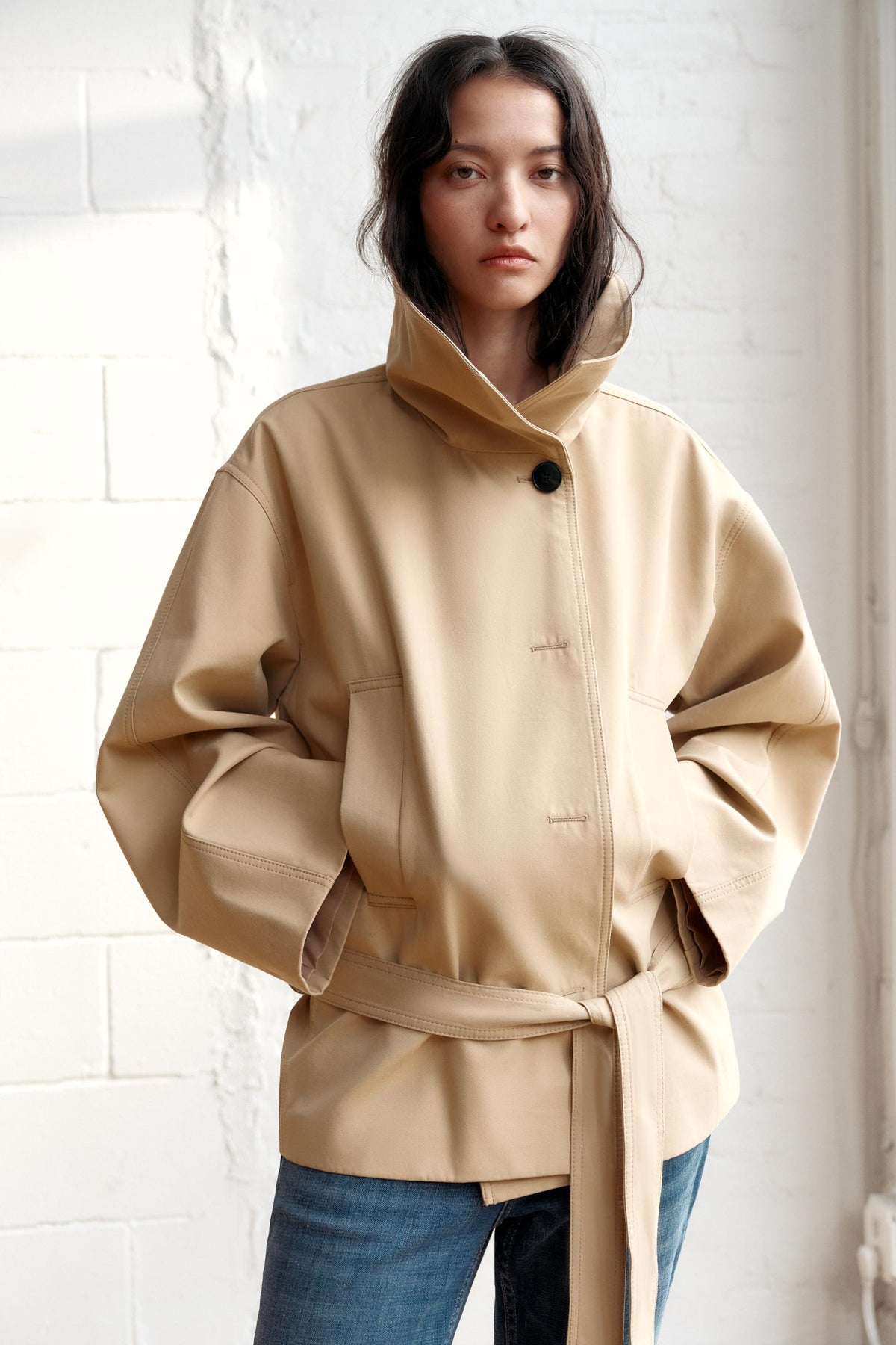 KURZER TRENCHCOAT MIT MANSCHETTEN – Ansicht 2