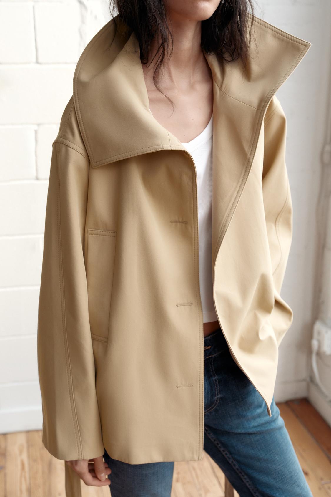 KURZER TRENCHCOAT MIT MANSCHETTEN – Ansicht 3
